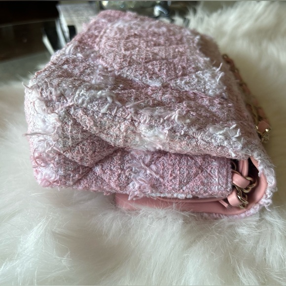 ❌SOLD❌ 🩷🤍Chanel 22C Pink Tweed Medium Classic Flap🩷🤍 - Picture 6 of 13